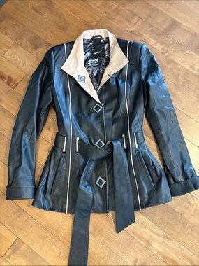 Sacci Women's Black Genuine Lamb Leather Belted Jacket with Cream Collar